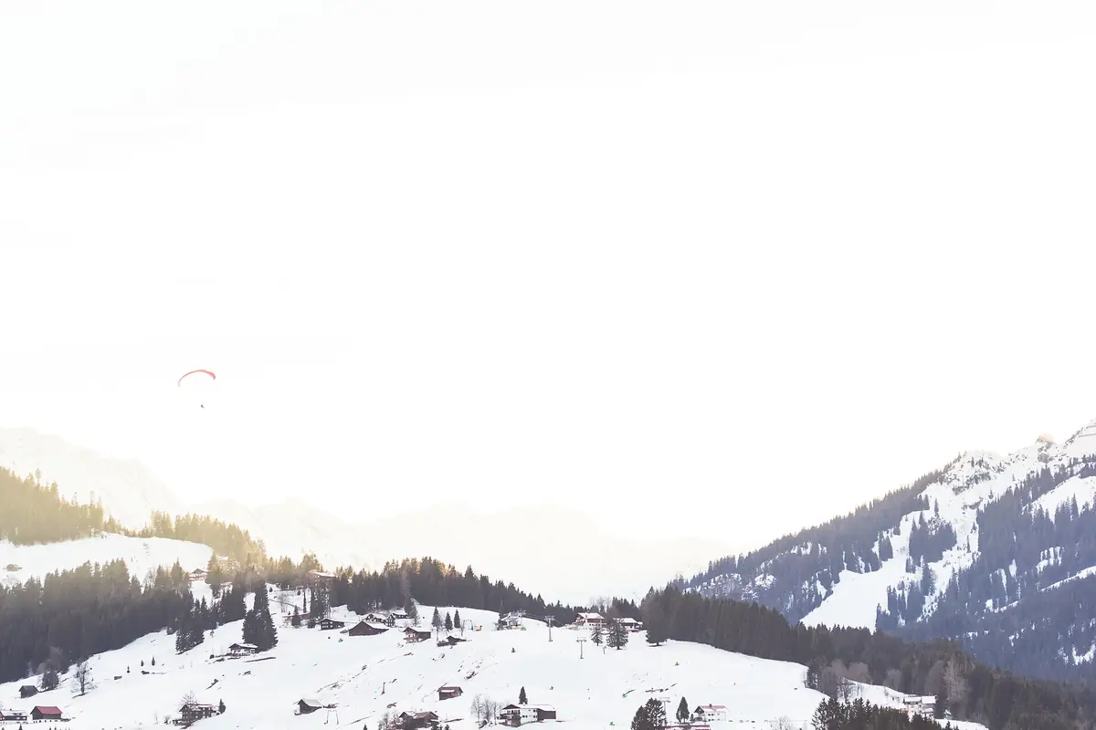Winterliche Alpenpanorama mit präparierten Hängen