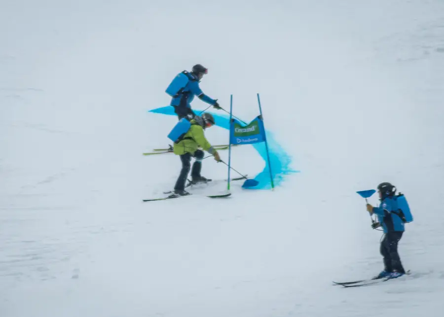 Training an Slalomtoren auf pr&auml;parierter Piste