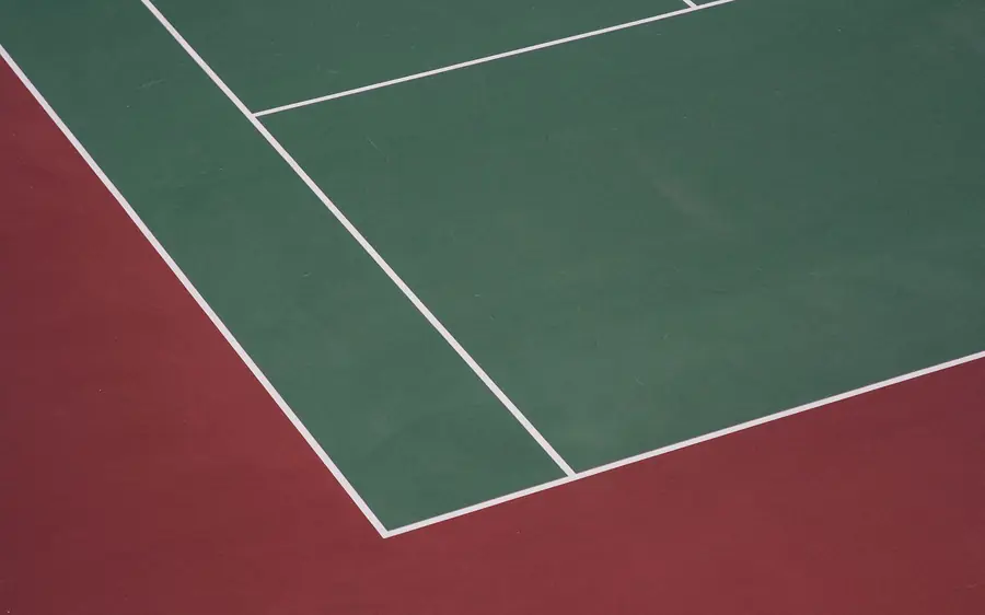 Linienmarkierung auf einem harten Tennisplatz aus der Nähe